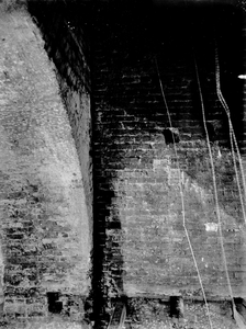 835522 Afbeelding van de noordelijke dagkant van het metselwerk achter het open venster, ter hoogte van de ingemetselde ...